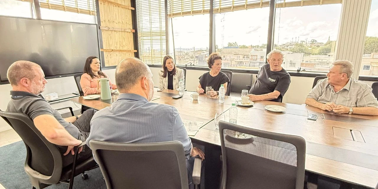 Mabel Canto se reúne com prefeita e empresários de Carambeí por nova marginal de acesso à cidade na PR-151