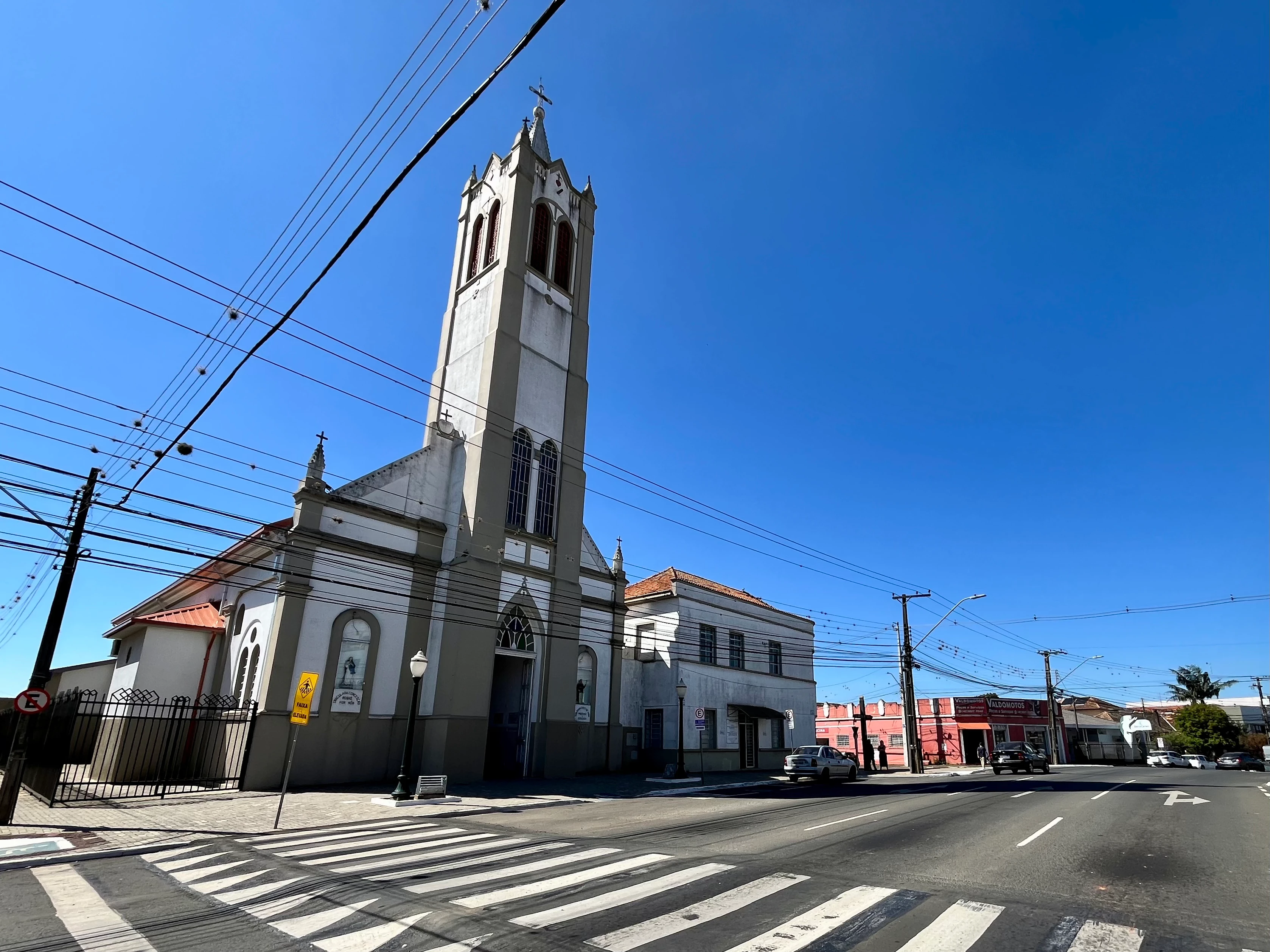 Localizada na principal avenida de Uvaranas, a Paróquia Imaculada Conceição, também conhecida como Igrejinha de Uvaranas, é o principal ponto de referência do bairro (FOTO: RAFAEL GUEDES)