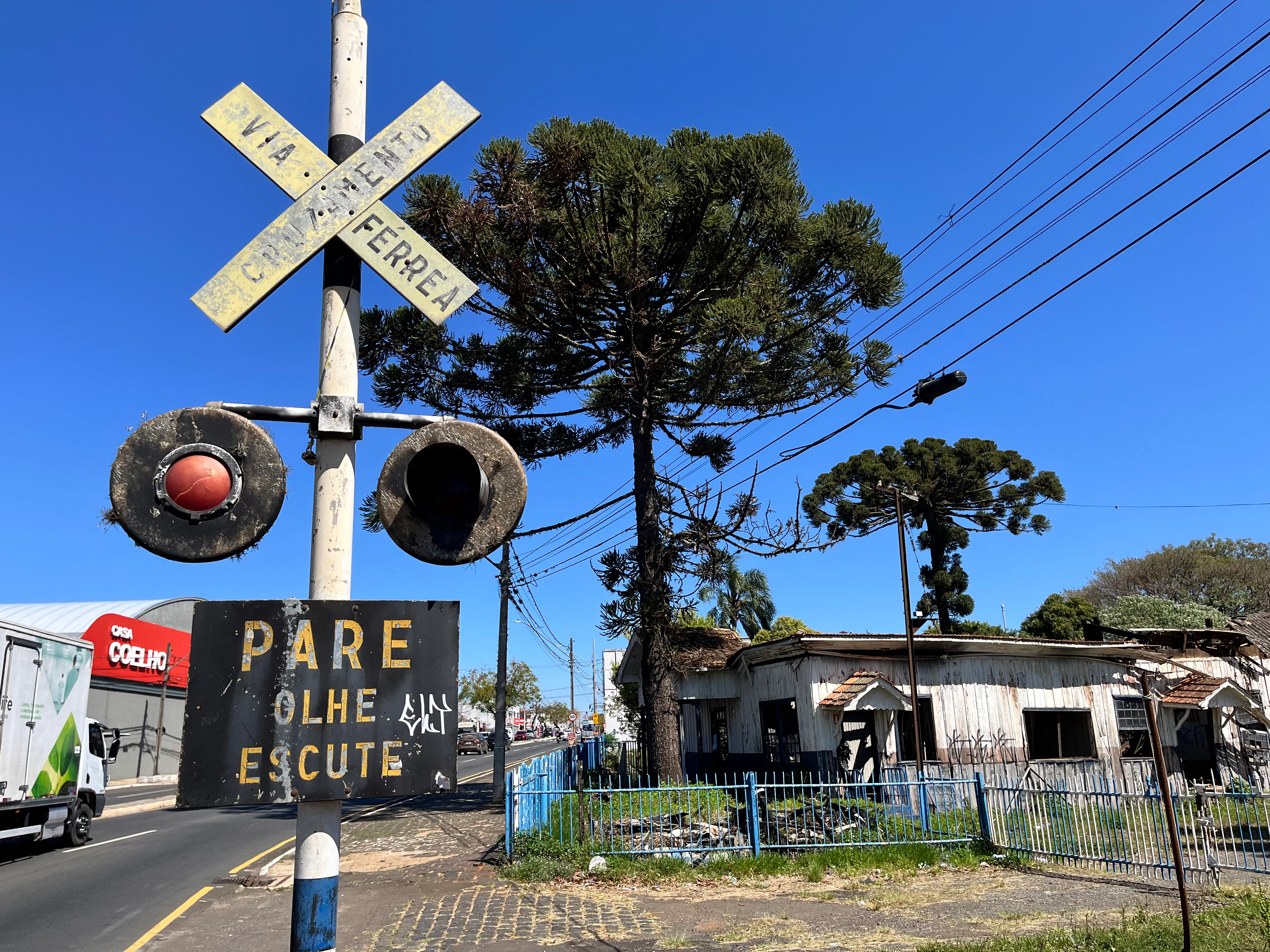 Cruzamento da extinta linha férrea de Oficinas, que ganhou esse nome em 1906, quando foram ali instaladas as oficinas de manutenção de equipamentos ferroviários (FOTO: RAFAEL GUEDES)