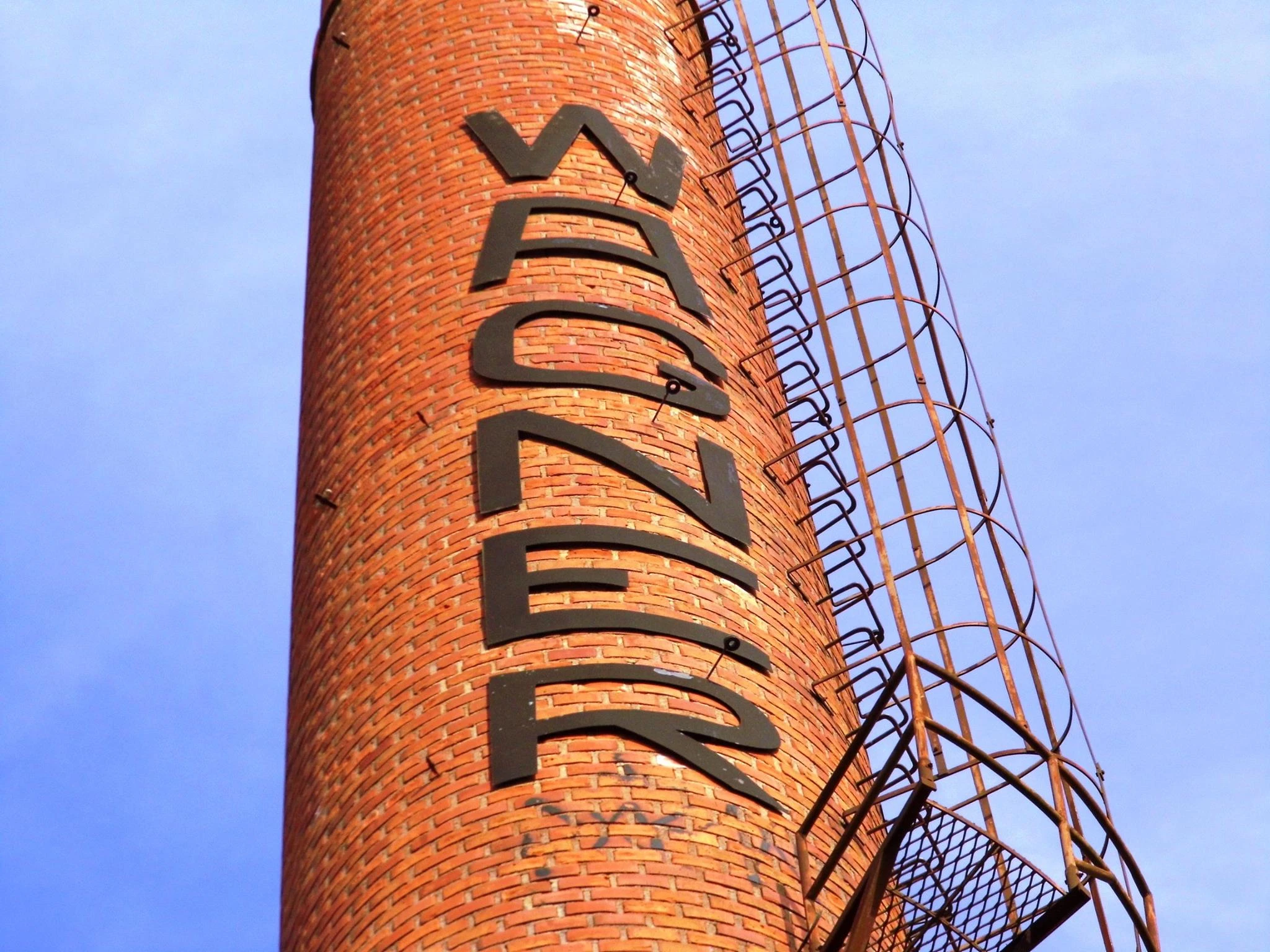 Olarias recebeu este nome no fim do século XIX, com as fábricas de tijolos, telhas e cerâmica da região. Na foto, a chaminé da Indústria Wagner, um dos símbolos do bairro (FOTO: REPRODUÇÃO)