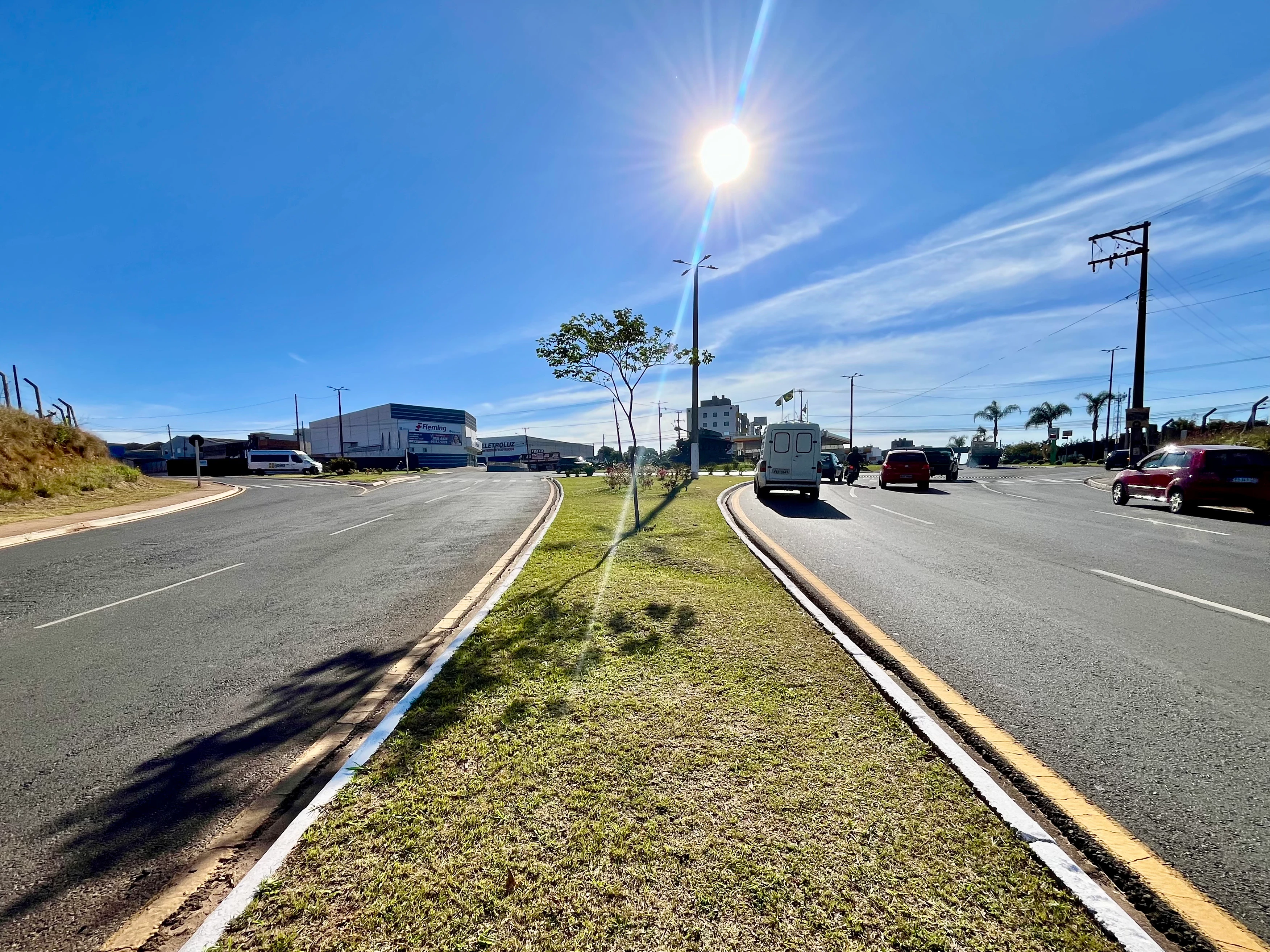 Trevo de acesso ao Contorno. À direita, fica o Núcleo Habitacional Santa Paula uma das principais vilas do bairro. À esquerda, fica a avenida de acesso ao Centro de Eventos (FOTO: RAFAEL GUEDES)