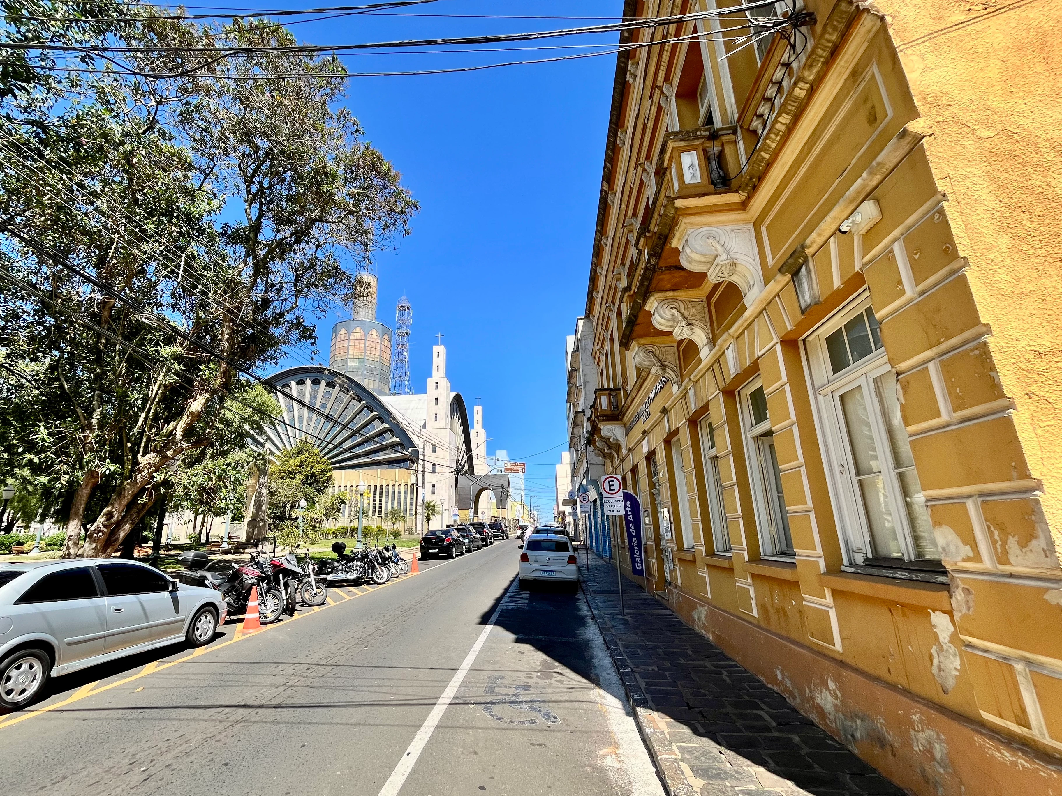 Rua Sant’Ana, entre a Catedral Sant’Ana e o prédio que hoje abriga a Pró-Reitoria de Extensão e Assuntos Culturais da UEPG. Região central cresceu em torno do marco zero (FOTO: RAFAEL GUEDES)