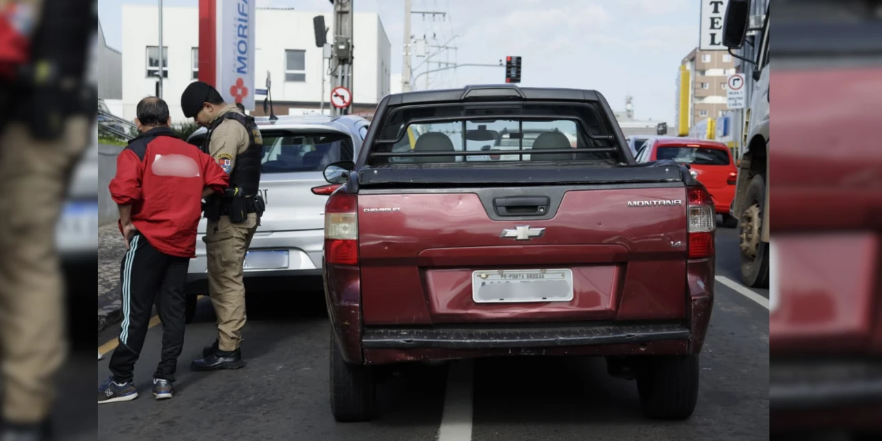 Idoso morre ao volante e provoca acidente no Centro de Ponta Grossa