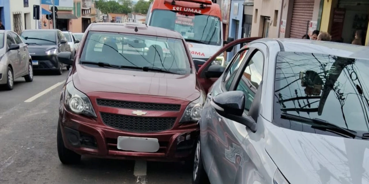 Motorista chegou a sair do carro após acidente, mas caiu no chão sem vida em PG