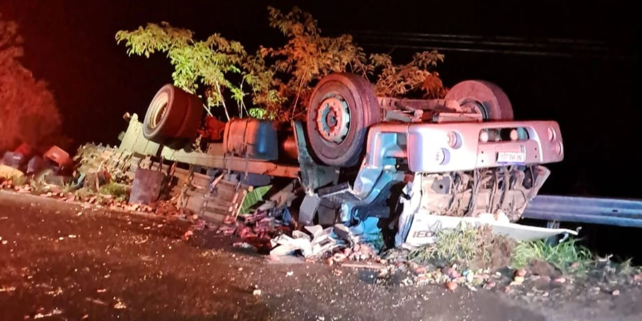 Homem de 43 anos morre após capotamento na PRC-487