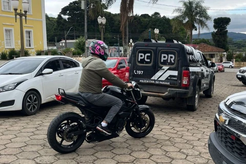 Jovem é preso por empinar moto e avançar sinais vermelhos em Piraí do Sul