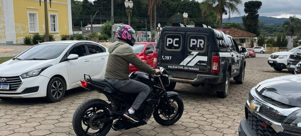 Jovem é preso por empinar moto e avançar sinais vermelhos em Piraí do Sul