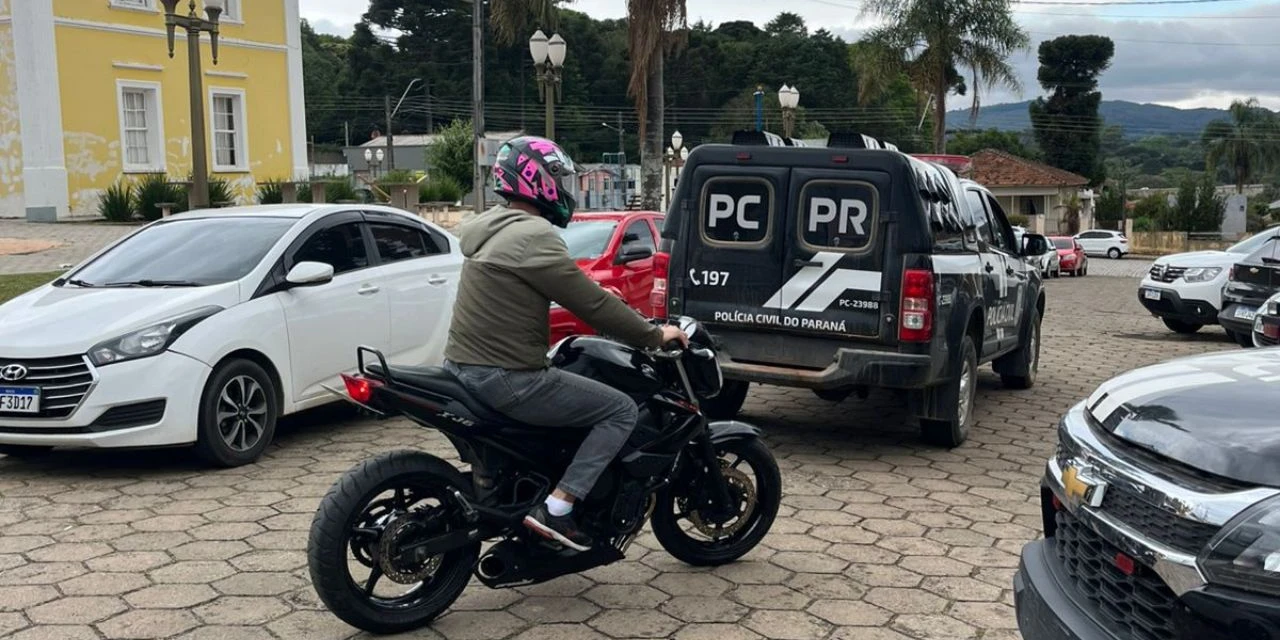 Jovem é preso por empinar moto e avançar sinais vermelhos em Piraí do Sul