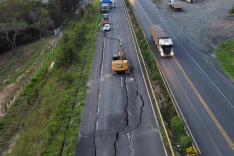 Concessionária inicia recuperação de trecho afetado por deslizamento na BR-376