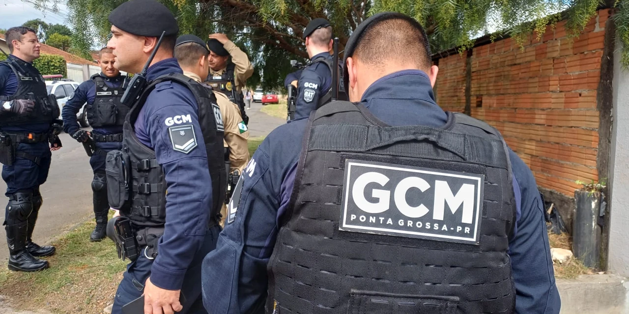 Suspeito ataca mulher, morador e viaturas da GM com pedradas em Ponta Grossa