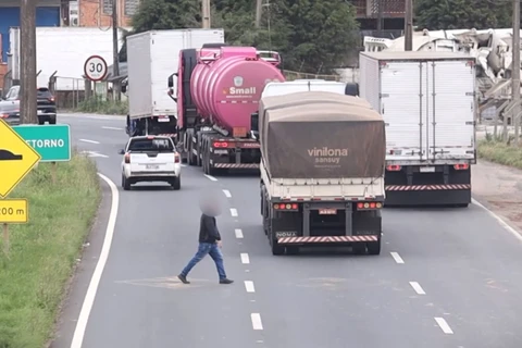 VÍDEO: Pedestres ignoram passarelas em trechos urbanos de rodovias em Ponta Grossa