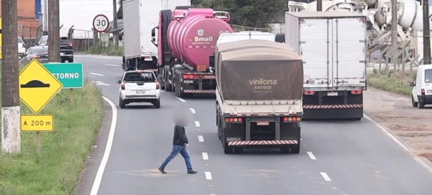 VÍDEO: Pedestres ignoram passarelas em trechos urbanos de rodovias em Ponta Grossa