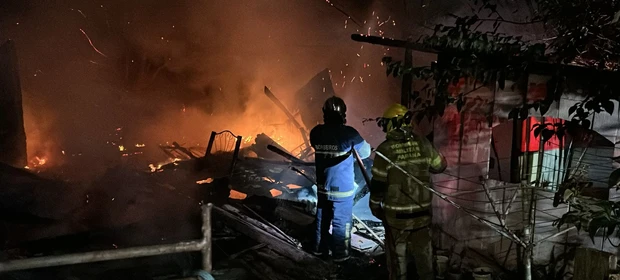 Incêndio consome casa de madeira no bairro Neves