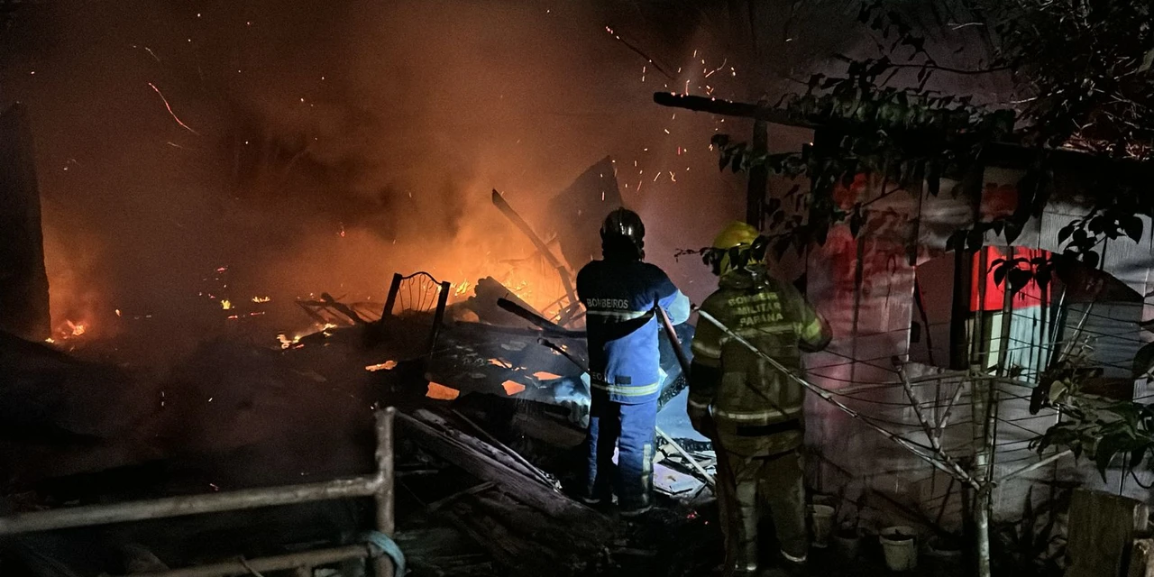 Incêndio consome casa de madeira no bairro Neves