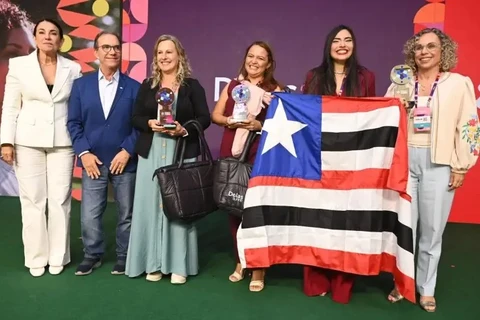 O presidente do Sebrae, Décio Lima, e a diretora de Administração e Finanças, Margarete Coelho, durante a cerimônia de premiação | Foto: Fabrício Almeida/Agência Sebrae