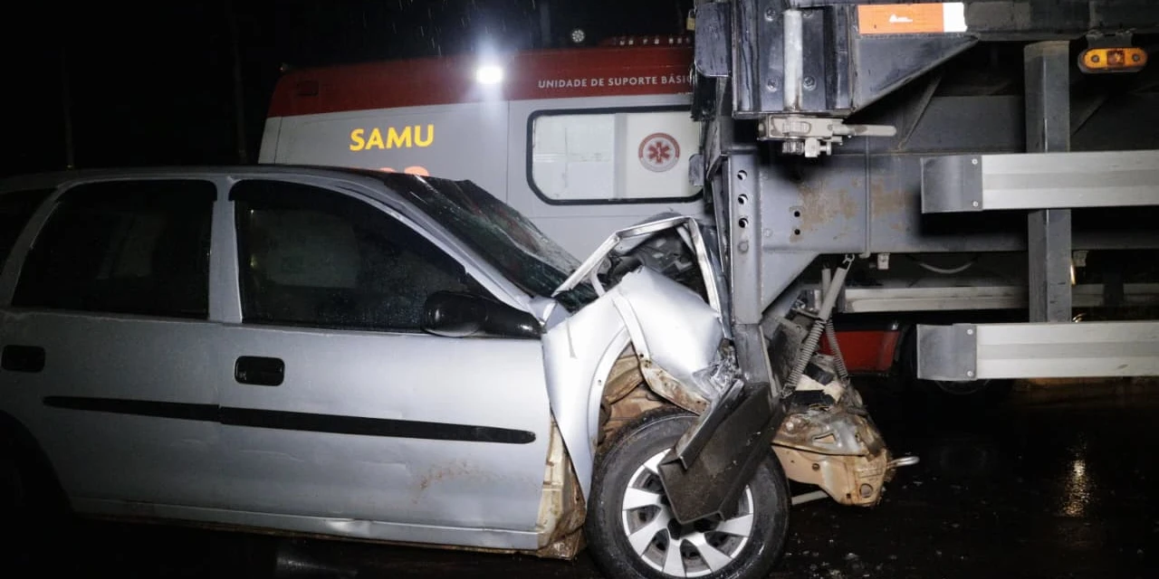 Quatro pessoas ficam feridas após colisão com caminhão no 'Cará-Cará', em PG