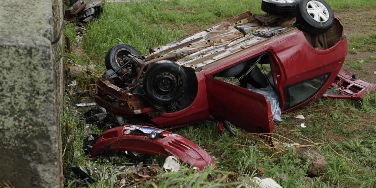 Mulher morre em acidente após carro perder o controle na Avenida Presidente Kennedy, em Ponta Grossa