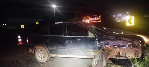 Condutor de Astra colide contra defensa e é detido por embriaguez na PR-170
