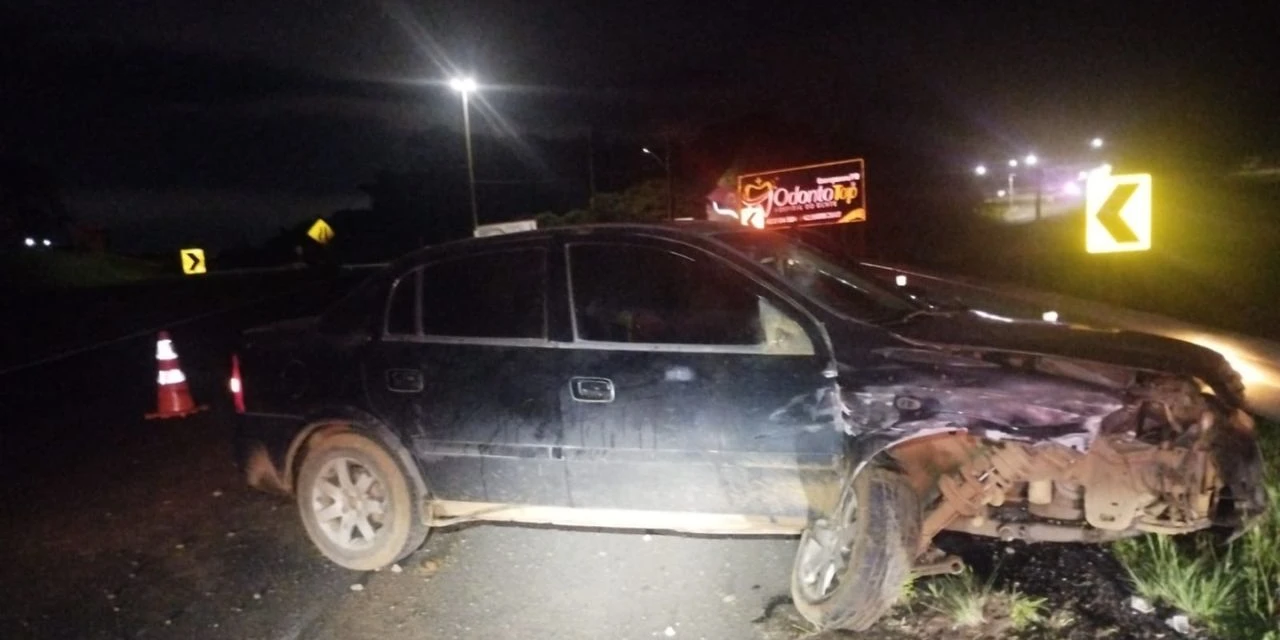 Condutor de Astra colide contra defensa e é detido por embriaguez na PR-170