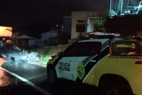 Motorista de 60 anos sai ileso após capotamento na PR-160