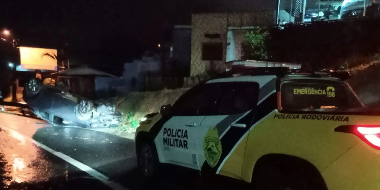 Motorista de 60 anos sai ileso após capotamento na PR-160