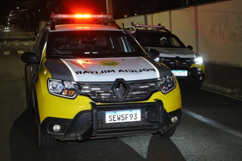 Motociclista embriagado colide com viatura da PM durante fuga em Ponta Grossa