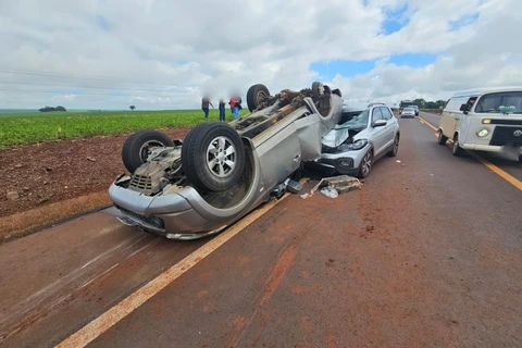 Carro com plotagem falsa da Itaipu se envolve em acidente e é flagrado com drogas no Paraná
