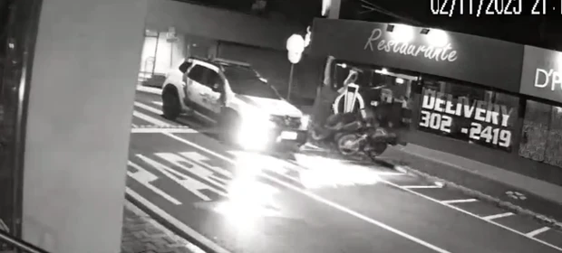VÍDEO: Motociclista que fugia da PM bate de frente com viatura em Ponta Grossa