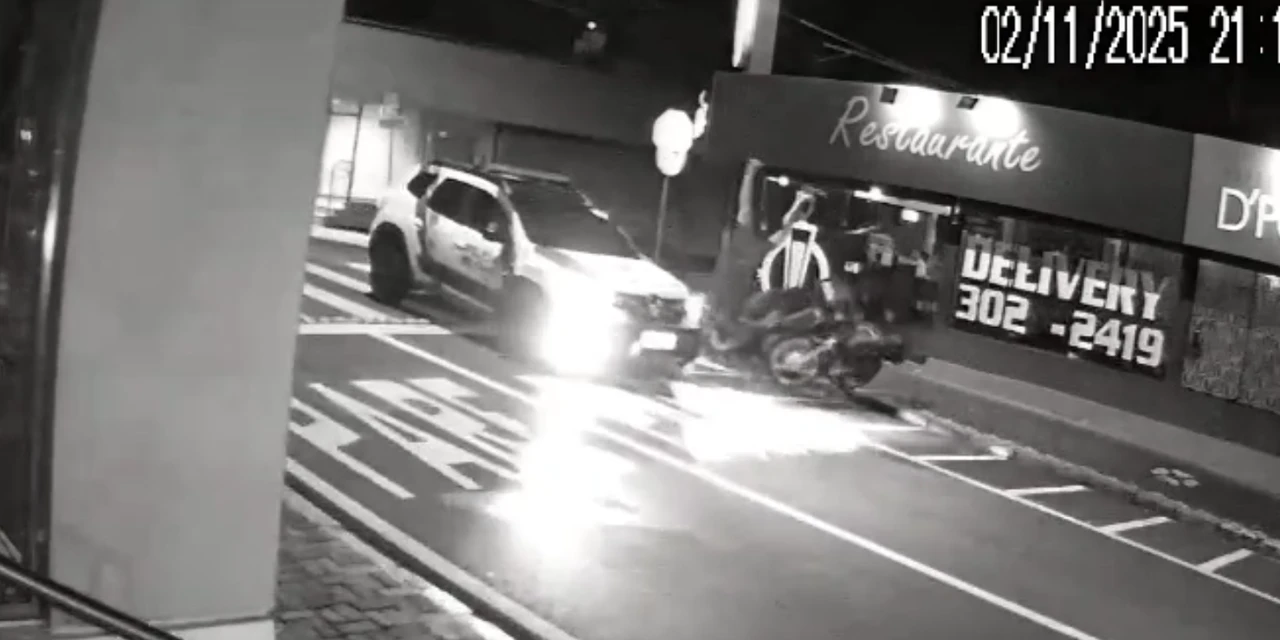VÍDEO: Motociclista que fugia da PM bate de frente com viatura em Ponta Grossa