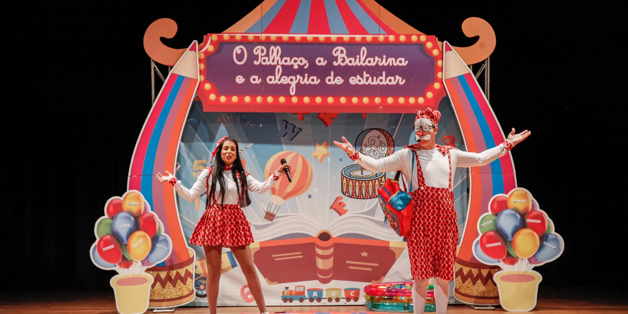 Escolas da região recebem espetáculo circense sobre amizade e respeito