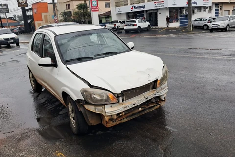 Motorista fura sinal vermelho e provoca colisão lateral em Ponta Grossa; câmeras registram acidente
