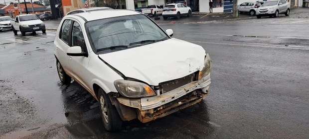 Motorista fura sinal vermelho e provoca colisão lateral em Ponta Grossa; câmeras registram acidente