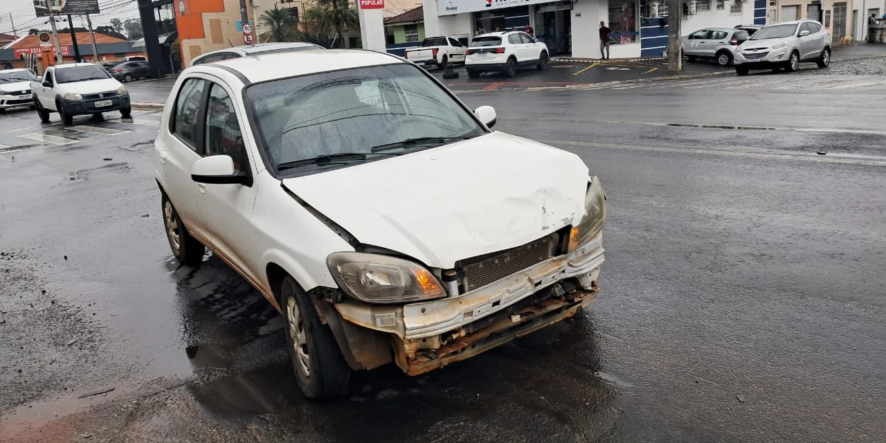 Motorista fura sinal vermelho e provoca colisão lateral em Ponta Grossa; câmeras registram acidente