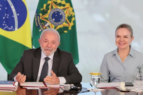 "Consolida o que foi um sonho lá atrás": Gleisi comemora desapropriação de prédio da UNILA