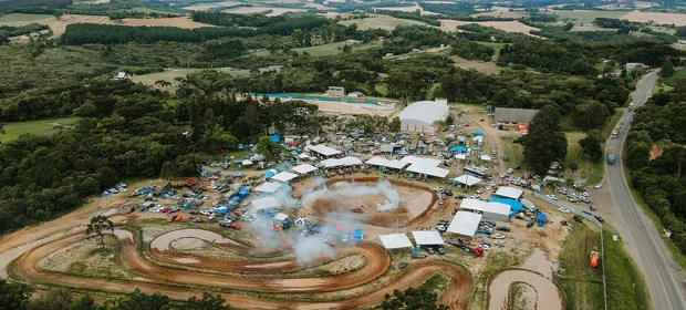 Atropelamento em evento 4x4 em Palmeira deixa jovem gravemente ferido; motorista foge