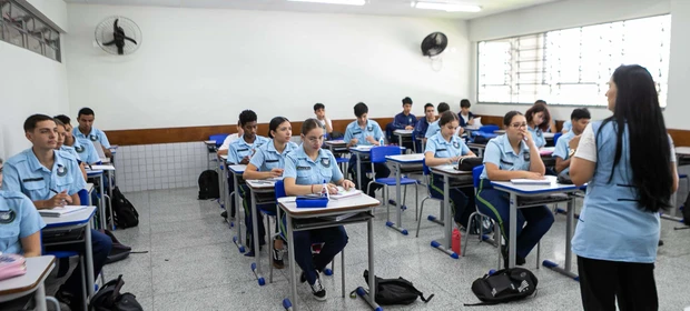 Comunidade e oposição realizam ato contra militarização de escolas em Ponta Grossa