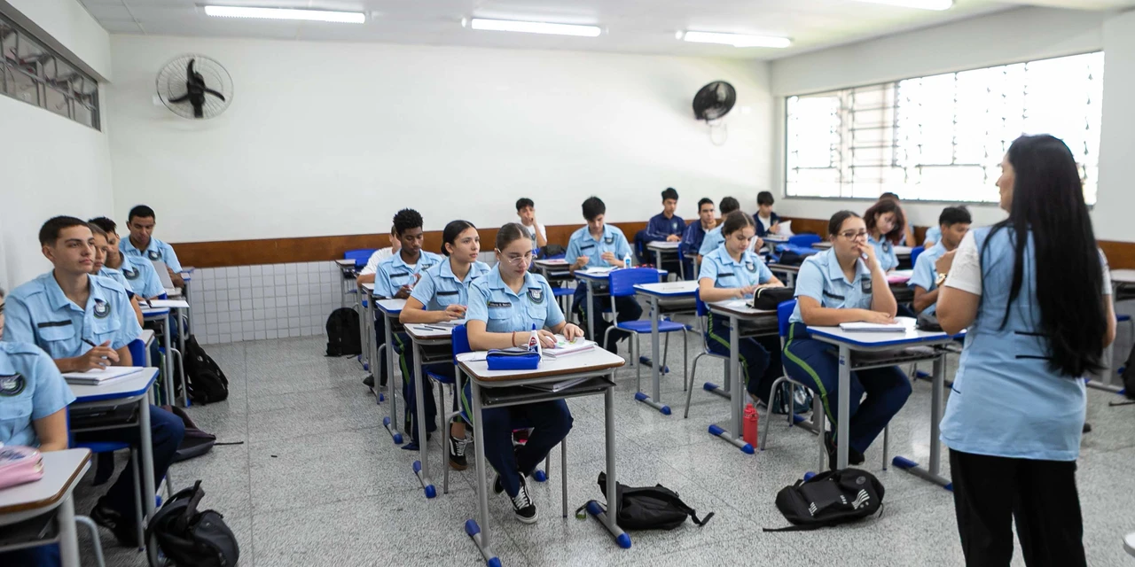 Comunidade e oposição realizam ato contra militarização de escolas em Ponta Grossa