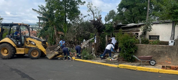 Bom exemplo: mulher encontra e devolve R$ 8 mil durante trabalho de limpeza na região