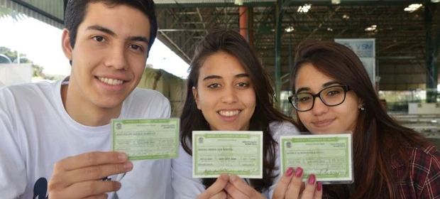 Pesquisa aponta com quais espectros políticos os jovens brasileiros mais se identificam