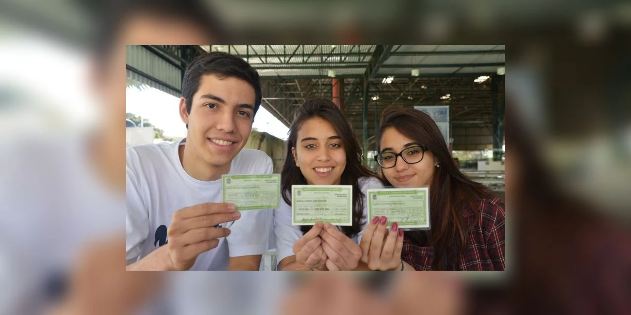 Pesquisa aponta com quais espectros políticos os jovens brasileiros mais se identificam