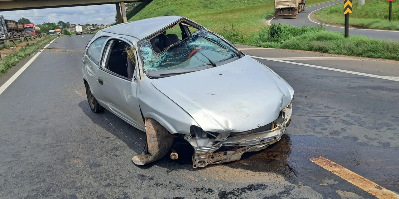 Carro capota após tentativa de ultrapassagem na BR-376, em Ponta Grossa