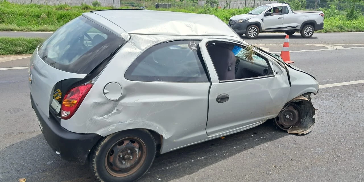 Passageira de carro que capotou na BR-376 foi ejetada do veículo, diz Samu