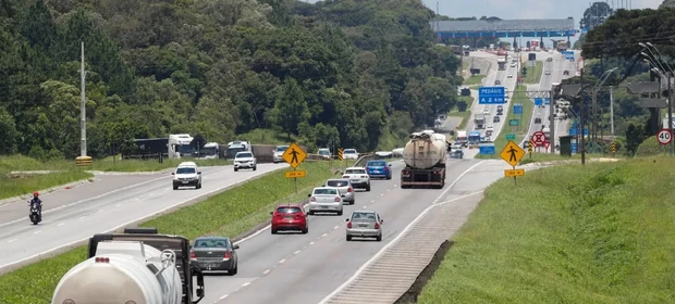 BR-277, sentido litoral do Paraná, está totalmente interditada após acidente