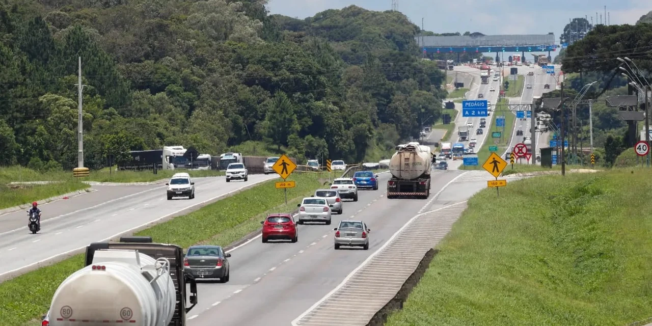 BR-277, sentido litoral do Paraná, está totalmente interditada após acidente