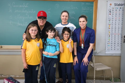 Palmeira entrega mais de 300 óculos a crianças do município