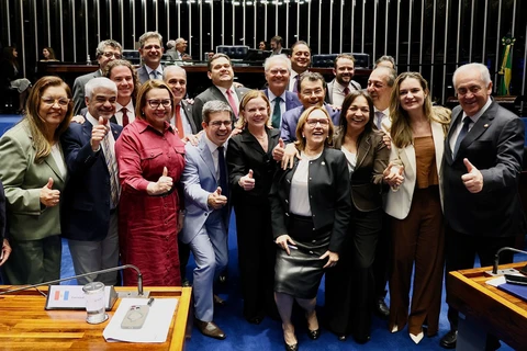 Gleisi celebra aprovação de PL que zera imposto de renda de salários de até R$5 mil 