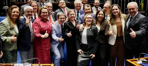 Gleisi celebra aprovação de PL que zera imposto de renda de salários de até R$5 mil 