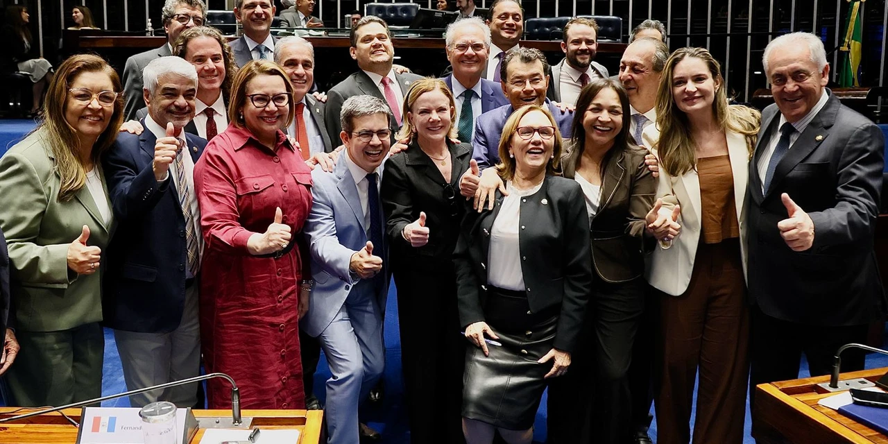 Gleisi celebra aprovação de PL que zera imposto de renda de salários de até R$5 mil