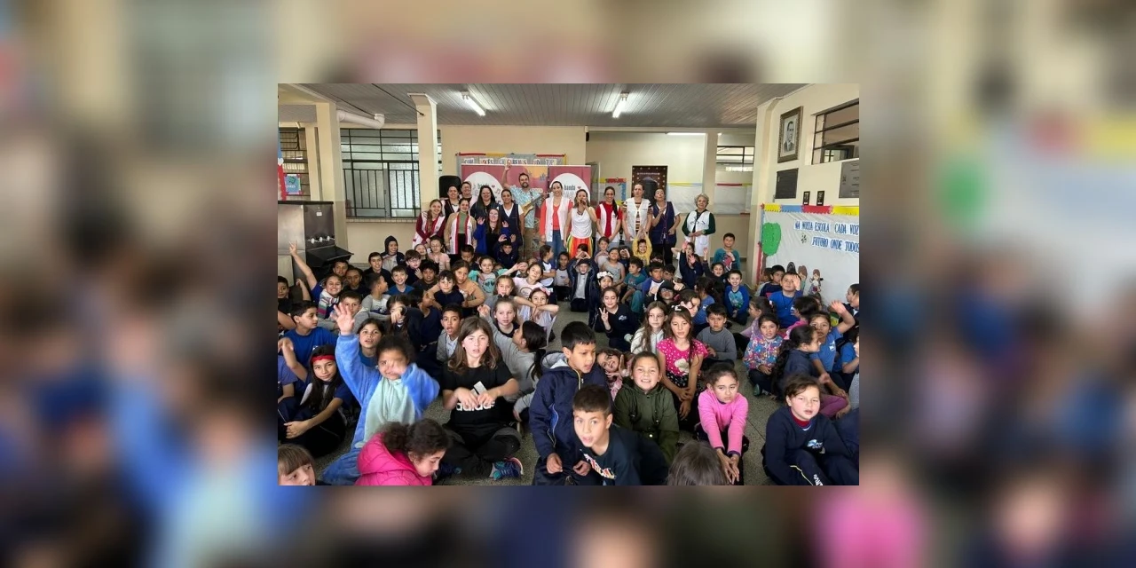 Banda Casa Cantante finaliza turnê em Ponta Grossa com sucesso e impacto positivo nas escolas