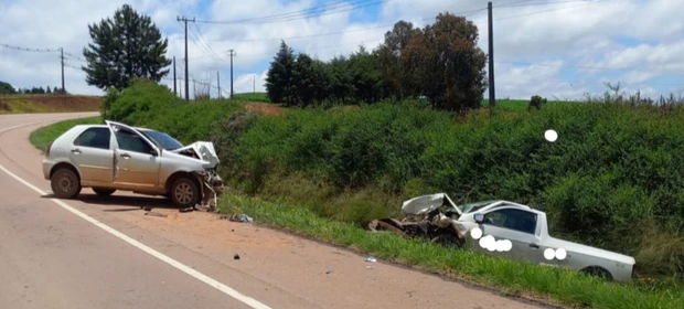 Jovem morre após bater de frente com carro na PR-340, em Castro